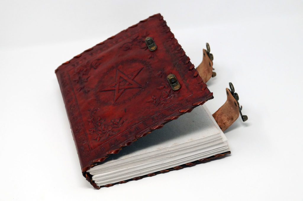 Buch der Schatten, magisches Spruchbuch mit Ledereinband