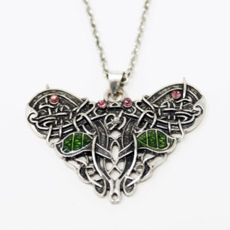 Keltischer Schmetterling Halskette auf weißem Hintergrund