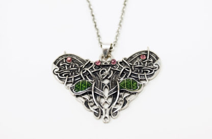 Keltischer Schmetterling Halskette auf weißem Hintergrund