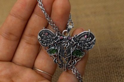Keltischer Schmetterling Halskette in der Hand