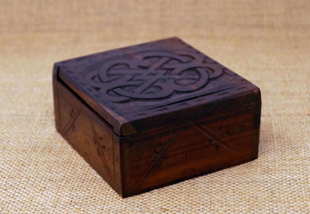 Keltisches Holzkästchen für besondere Gegenstände **energetisch versiegelt**