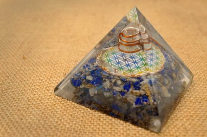Orgonit Pyramide zur Reinigung des Umfelds