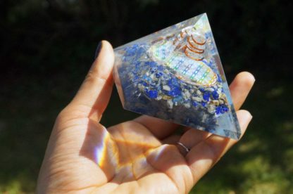 Raumpyramide mit Lapislazuli