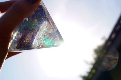 Orgonit Pyramide bricht das Licht