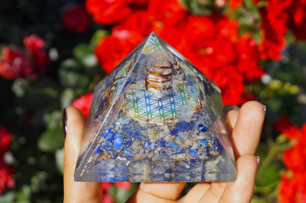 Orgonit Pyramide 'Blume des Lebens' mit Lapislazuli