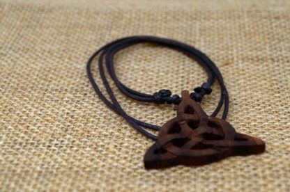 Keltische Triquetra Halskette auf Jute