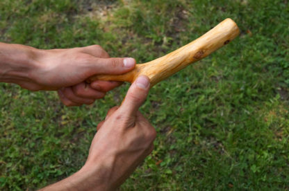 Wünschelrute aus Kiefernholz in den Händen halten