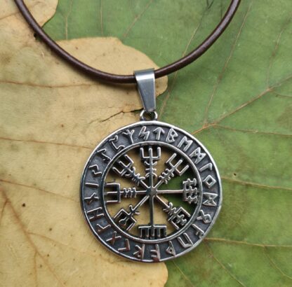 Wikinger Kompass: Vegvísir Anhänger nach isländischer Tradition