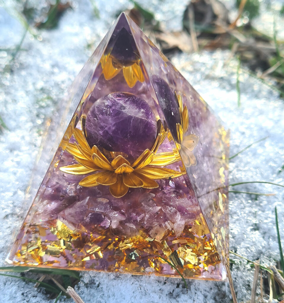 Kristallpyramide Seerose im Schnee